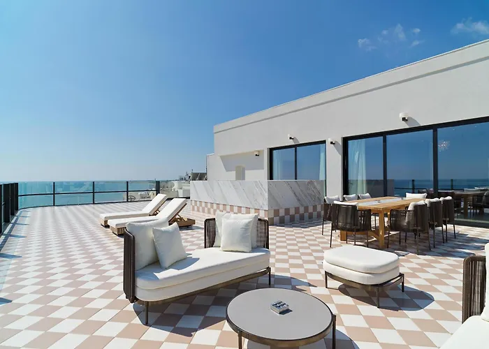 Liv Mackenzie Adults Only 4* לרנקה